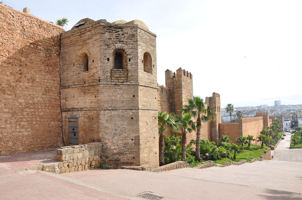 Scorcio delle mura storiche e del centro di Rabat