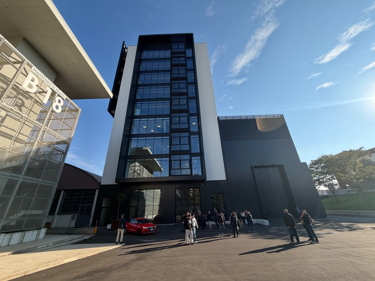Facciata dell’Aerospace Building del Politecnico di Milano al Campus Bovisa La Masa, con persone davanti all’ingresso