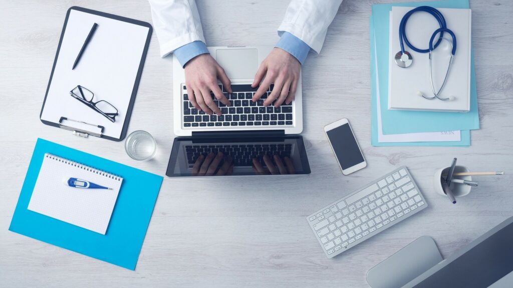 Postazione di lavoro con computer utilizzata per attività d’ufficio