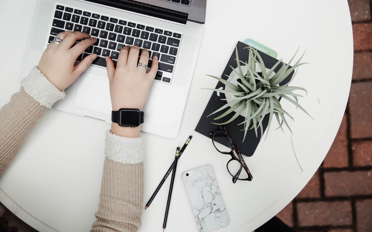 Persona al computer durante un’attività di lavoro digitale