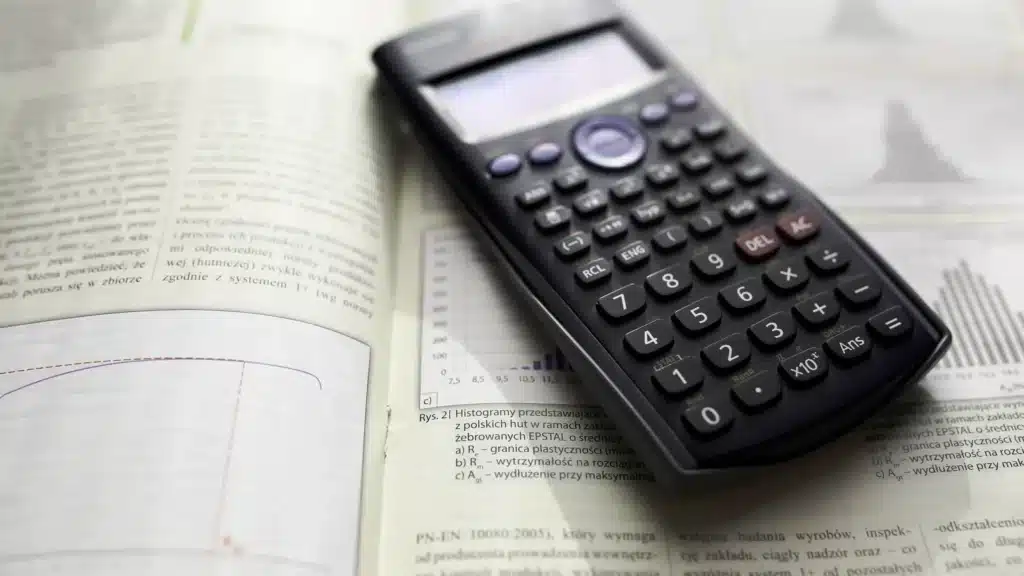 Calcolatrice appoggiata su una pagina stampata