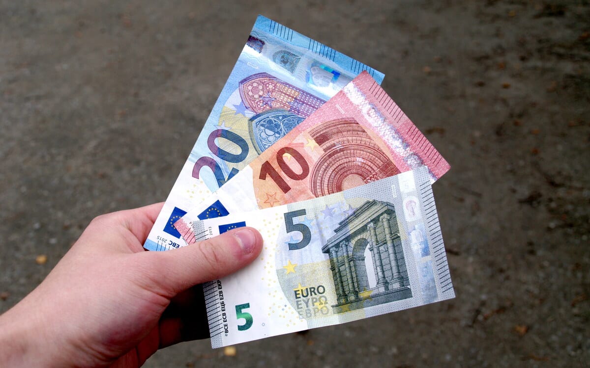 Banconote in euro che rappresentano l’aumento netto dello stipendio
