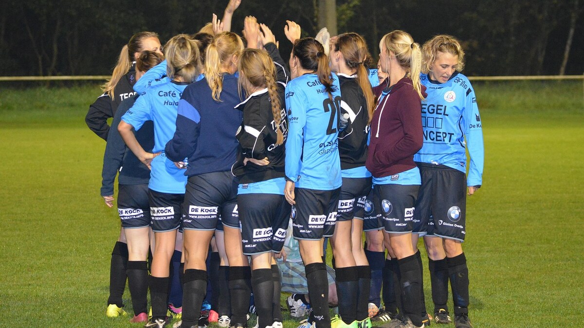 Squadra di calcio femminile riunita sul campo prima della partita
