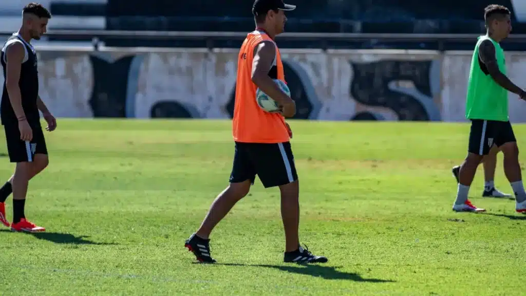 Calciatori durante un allenamento sul tema del calciomercato e sostenibilità economica dei club.
