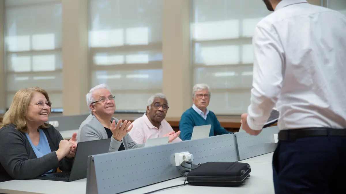 Adulti partecipano a un corso digitale per la formazione continua e la valorizzazione del capitale umano
