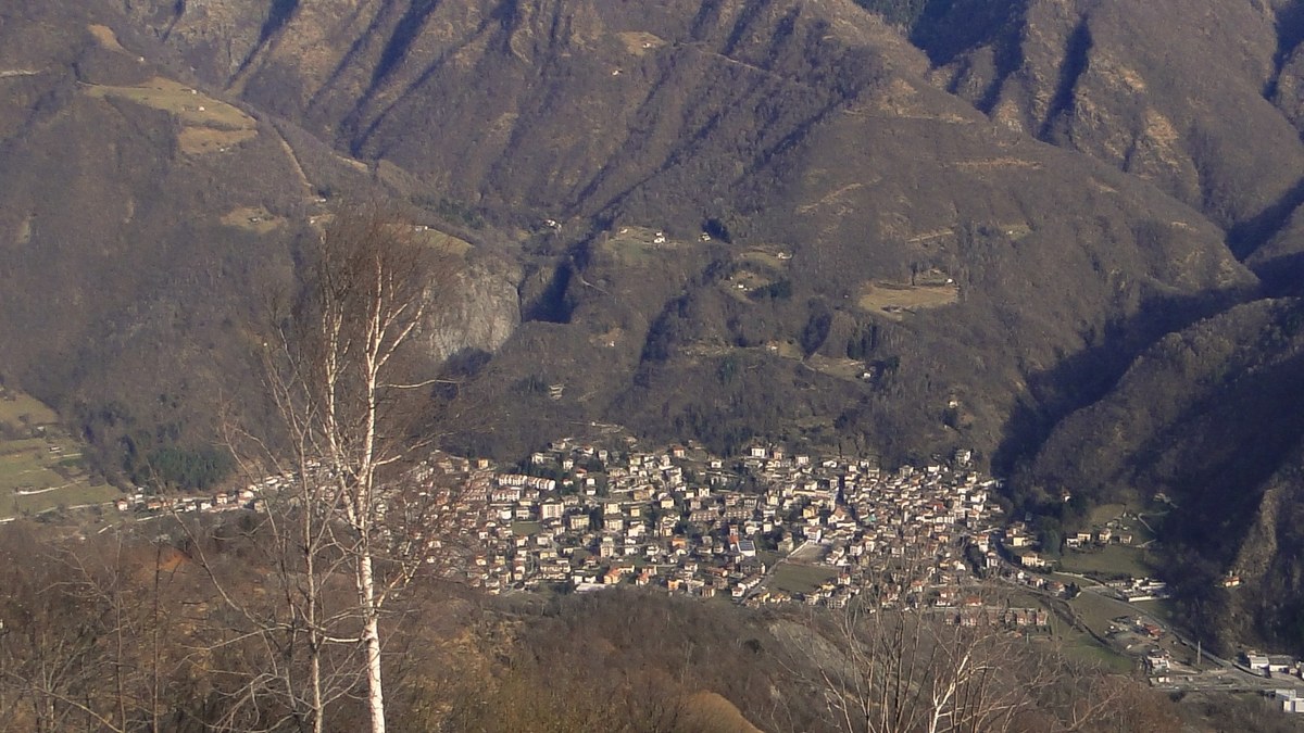 Veduta di Introbio e delle montagne della Valsassina
