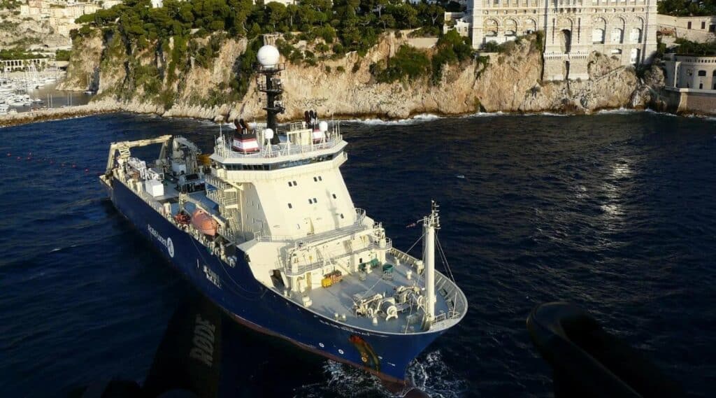 Nave specializzata nella posa di cavi sottomarini per le telecomunicazioni