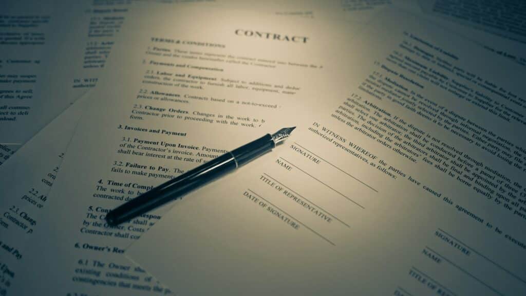 Penna stilografica appoggiata su documenti contrattuali in inglese