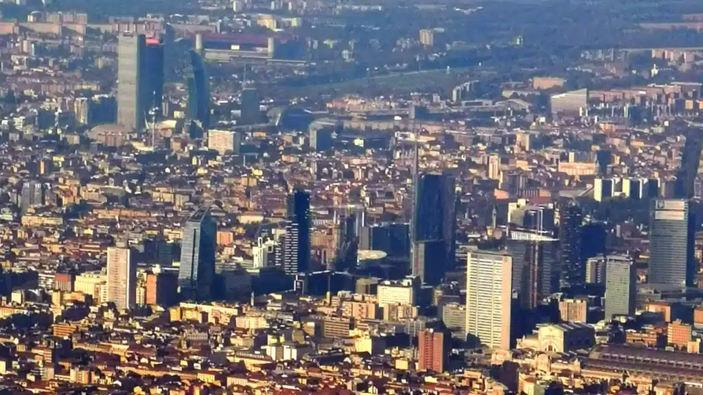 Veduta aerea di Milano con edifici e grattacieli