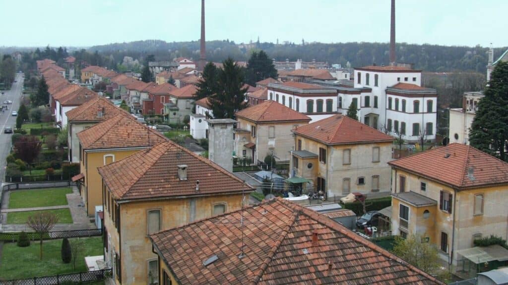 Veduta di Crespi d’Adda con abitazioni, edifici collettivi e ciminiere