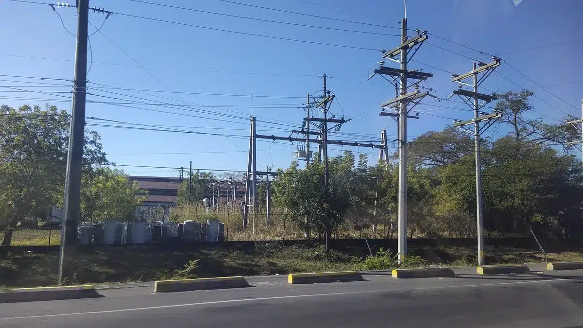 Trasformatori e collegamenti elettrici nella sottostazione di San Lorenzo