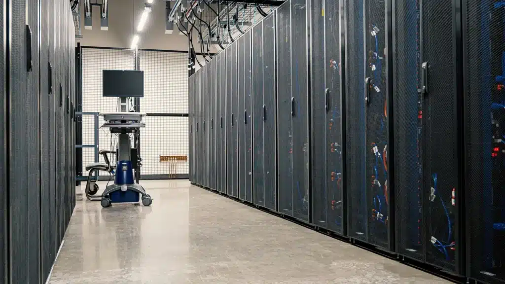 Corridoio di un data center con armadi server e apparecchiature informatiche