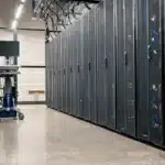 Corridoio di un data center con armadi server e apparecchiature informatiche