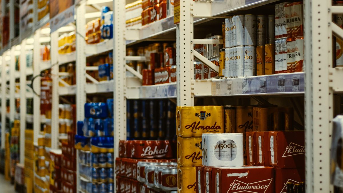Distribuzione e prezzi dei prodotti in una corsia del supermercato