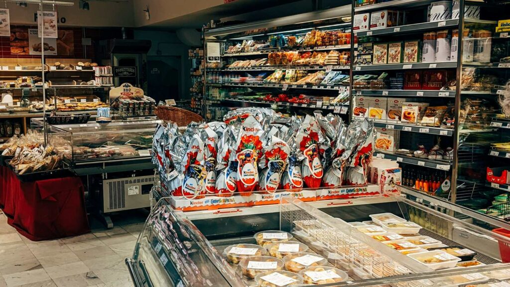 Energia e carrello della spesa: prodotti sugli scaffali di un supermercato