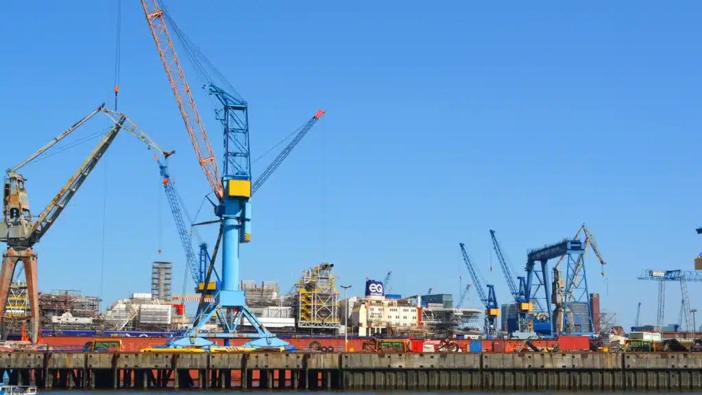 Gru e terminal container nel porto di Amburgo