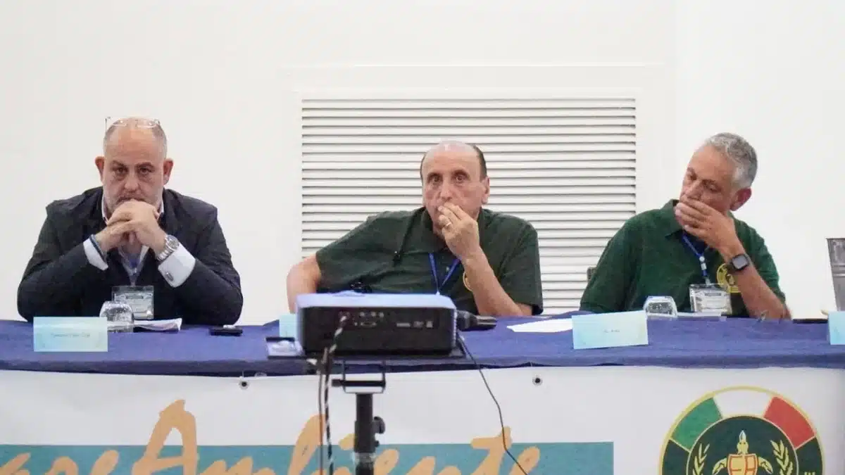 Relatori al tavolo del meeting nazionale FareAmbiente a Paestum