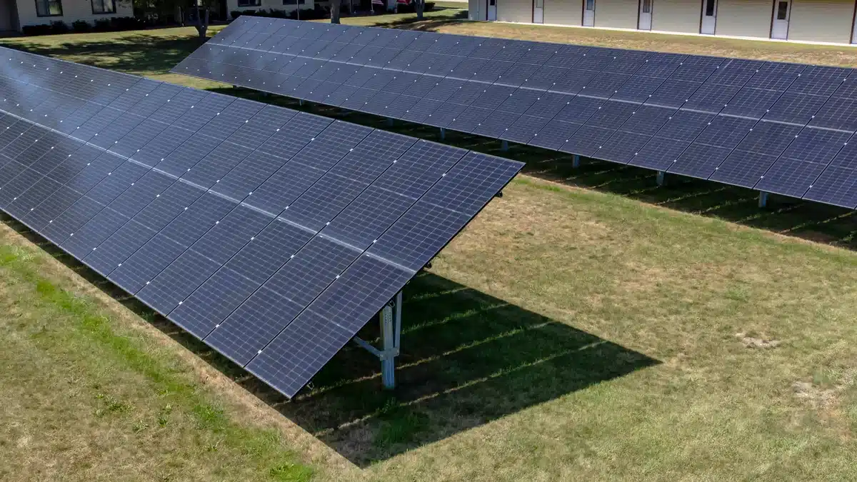 Pannelli fotovoltaici installati a terra