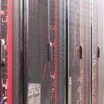 industria italiana e IA: rack e cablaggi di un data center
