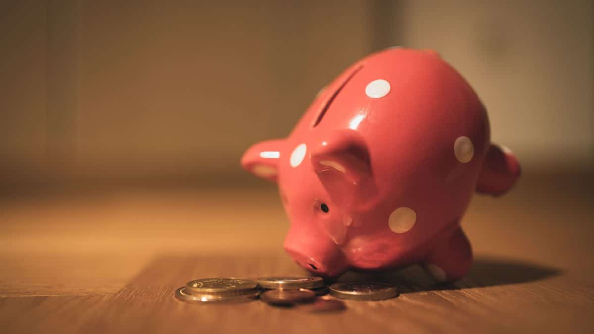 Salvadanaio e monete per il risparmio delle famiglie