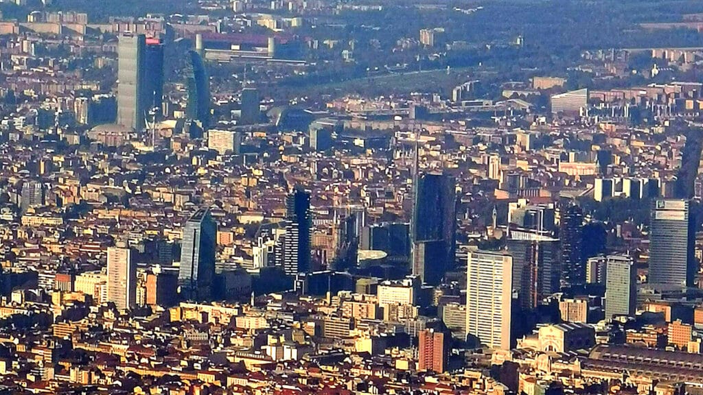 Skyline di Milano con grattacieli e quartieri residenziali, panorama della città al centro della crisi degli affitti.