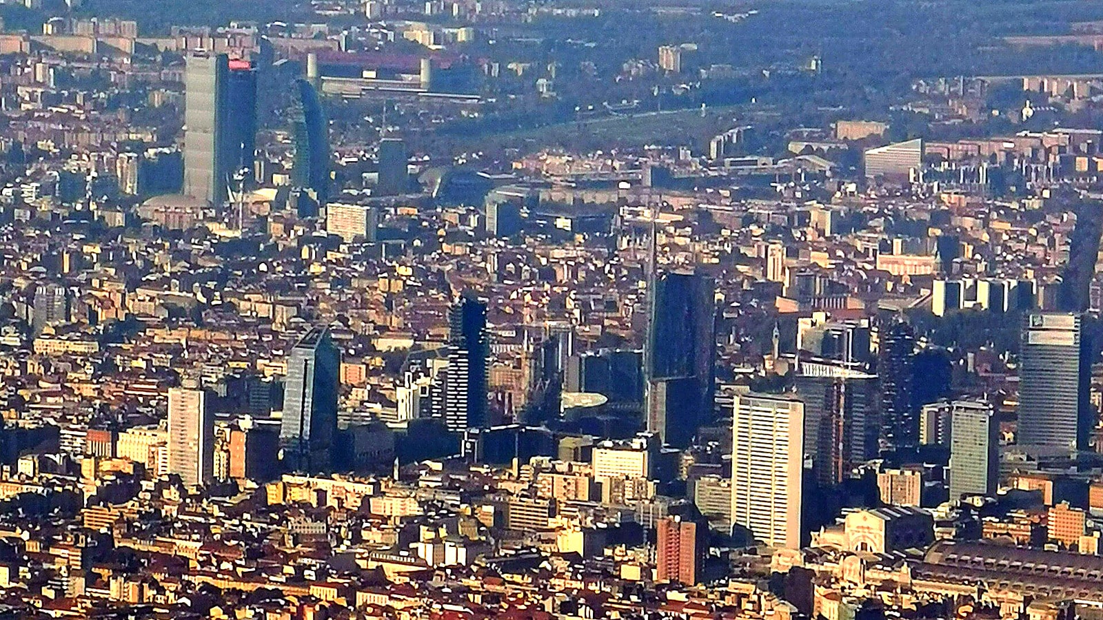 Skyline di Milano con grattacieli e quartieri residenziali, panorama della città al centro della crisi degli affitti.