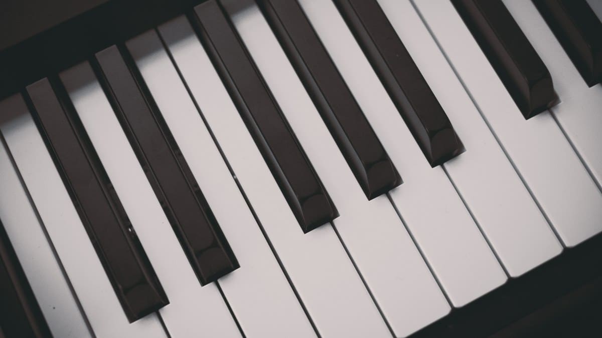 Dettaglio diagonale dei tasti bianchi e neri di un pianoforte