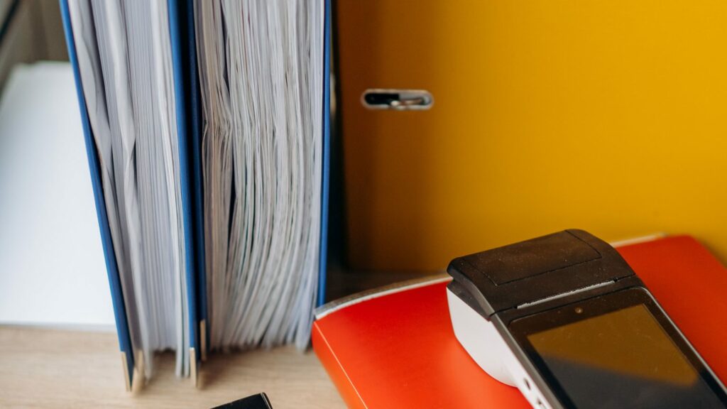 Pressione fiscale e IRPEF: documenti contabili su una scrivania