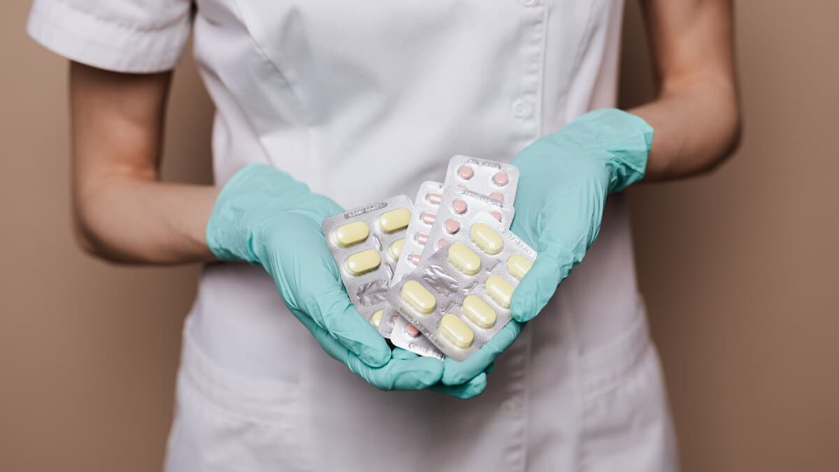 Professionista sanitario con farmaci per il trattamento delle infezioni batteriche