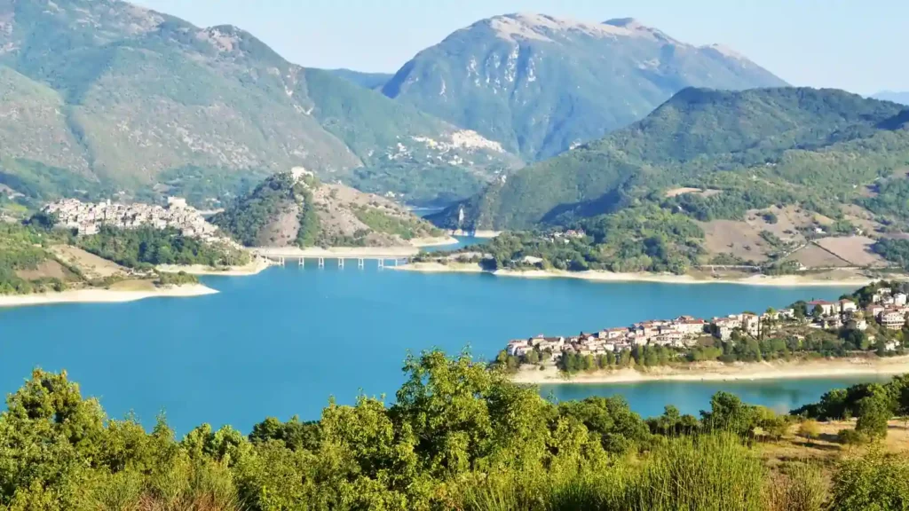 Borghi italiani di Castel di Tora e Colle di Tora sul Lago del Turano