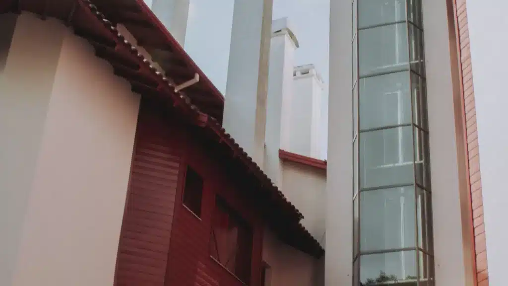 Ascensore esterno di un edificio residenziale, possibile fonte di rumori condominiali.