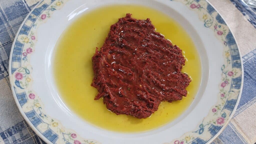 Piatto di Sardella di Crucoli condita con olio d'oliva, il tipico "caviale calabrese" rosso vivo.