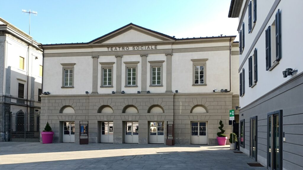 Facciata del Teatro Sociale di Sondrio in piazza Garibaldi