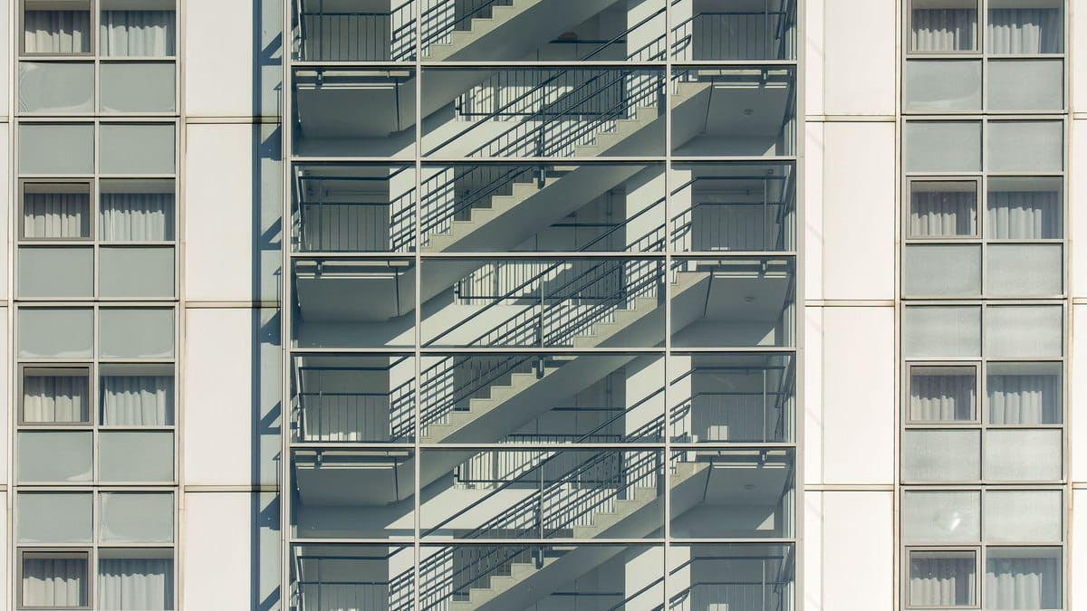 Scala esterna e facciata di un edificio residenziale