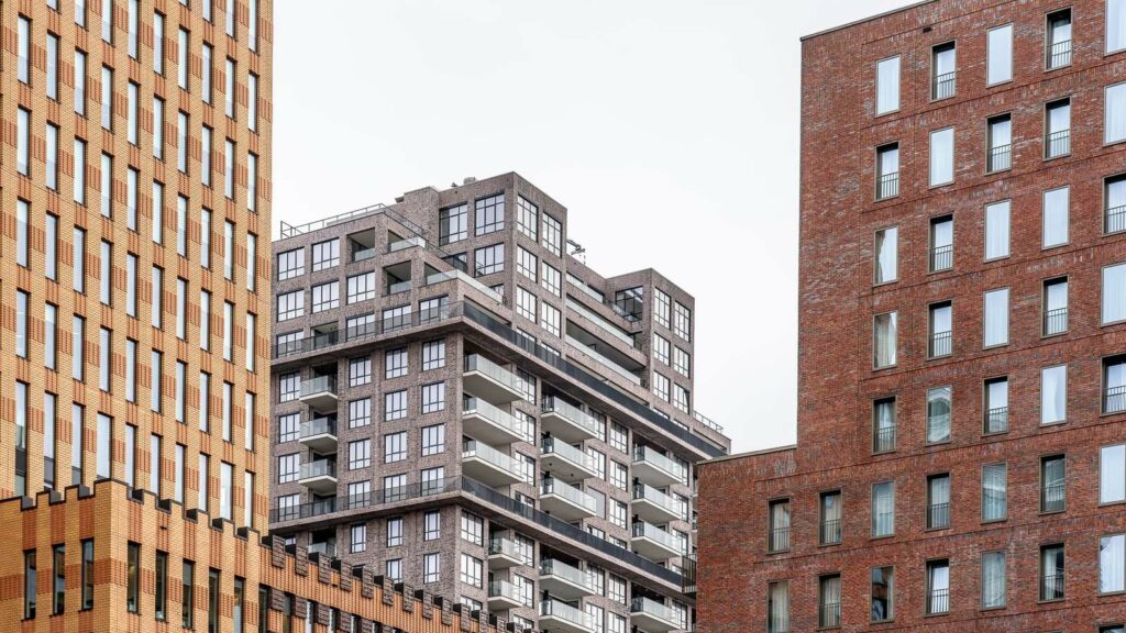 Facciate di edifici residenziali affiancati con finestre e balconi