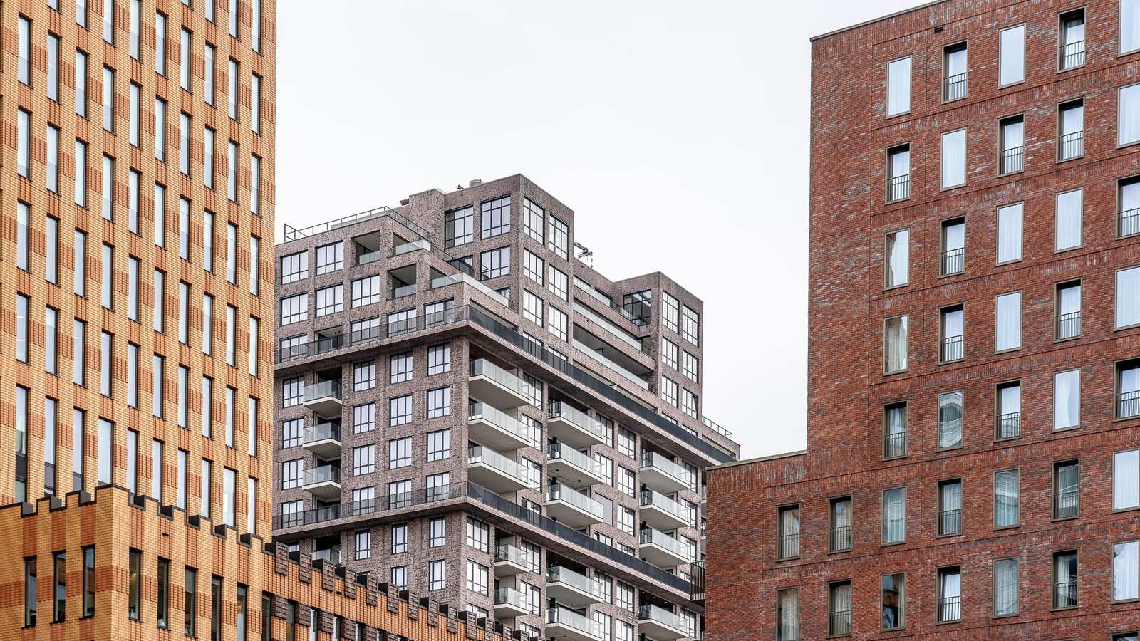Facciate di edifici residenziali affiancati con finestre e balconi