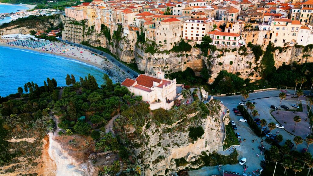 Le spiagge più belle di Tropea viste dall’alto con il centro storico sulla rupe