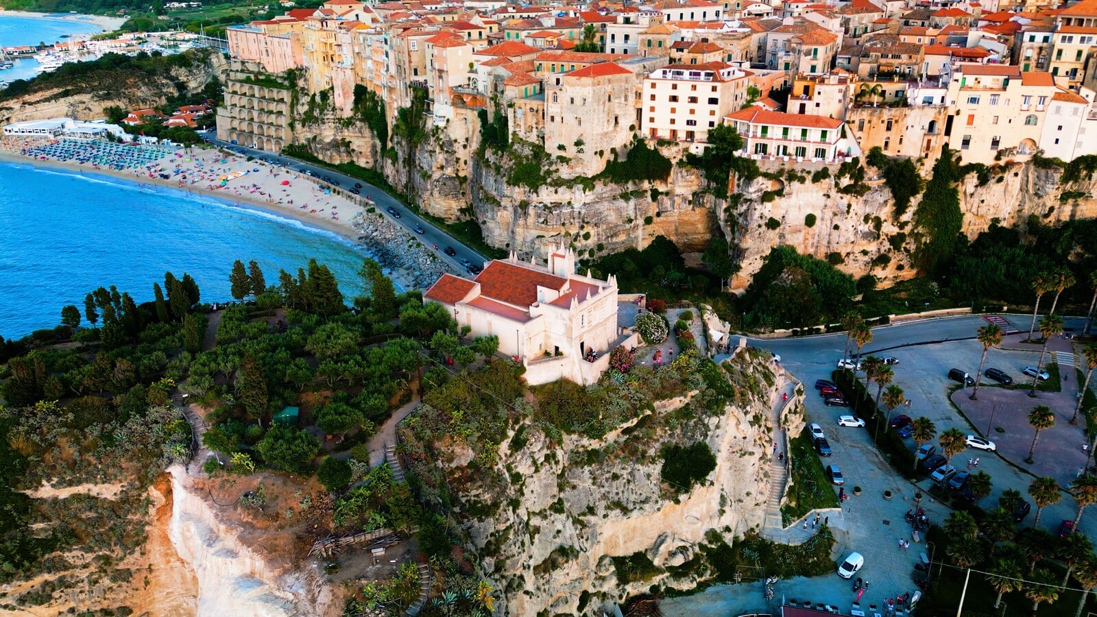 Le spiagge più belle di Tropea viste dall’alto con il centro storico sulla rupe