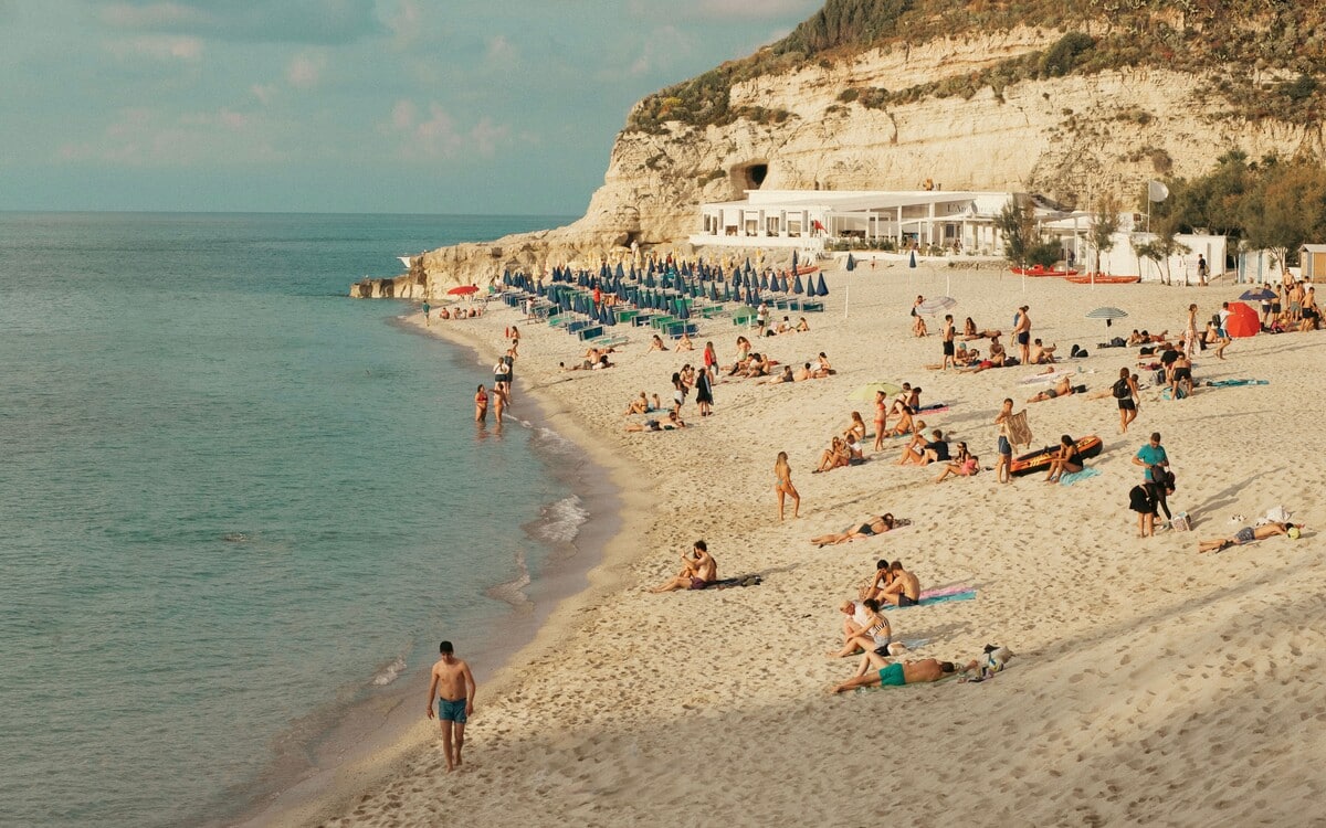 Una delle spiagge più belle di Tropea con sabbia chiara e mare calmo