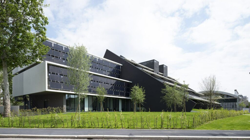 Edificio EN lab del Politecnico di Milano al campus Bovisa con pannelli solari