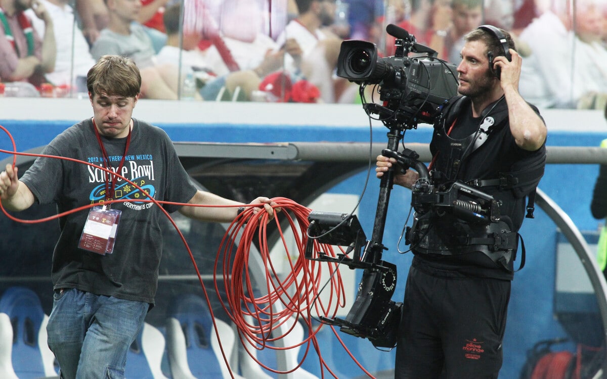 Operatori televisivi durante la trasmissione di una partita di calcio