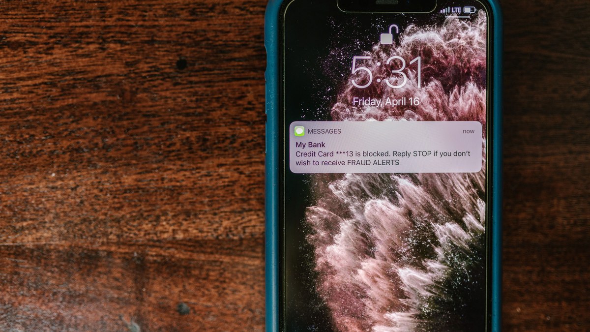 Smartphone con un avviso relativo a una possibile frode bancaria