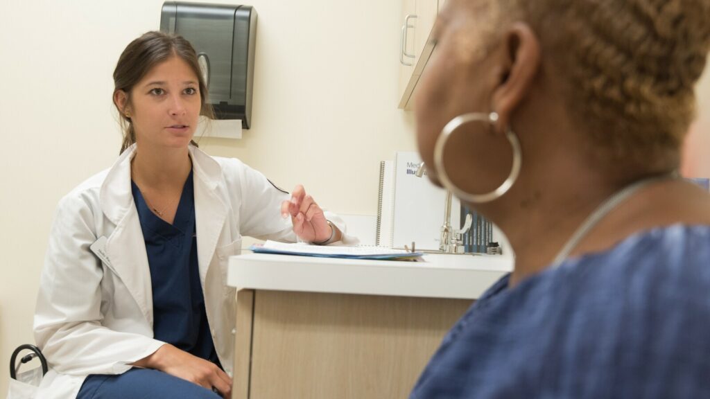 Wegovy in Italia, medico durante una visita per la gestione del peso